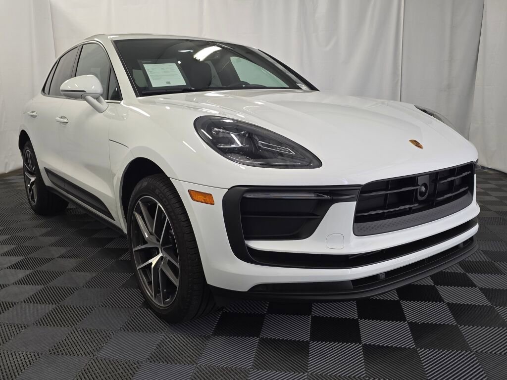 Certified 2025 Porsche Macan image 9