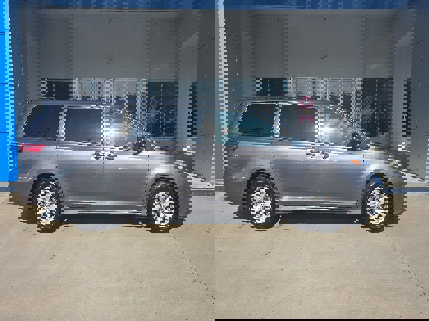 Used 2020 Toyota Sienna L image 1