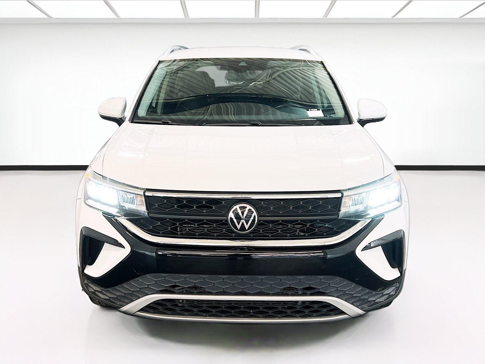 Used 2023 Volkswagen Taos SE FWD image 2