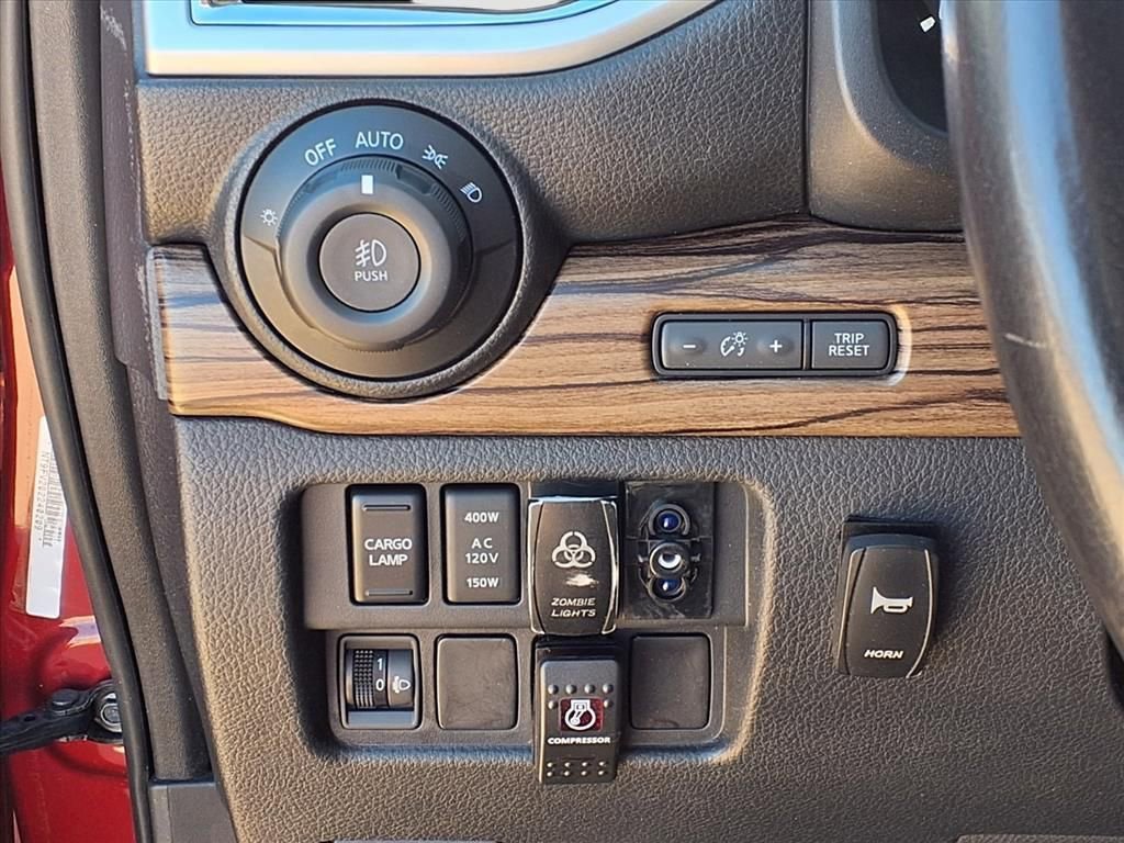 Used 2020 Nissan Titan SL w/ Moonroof Package image 18