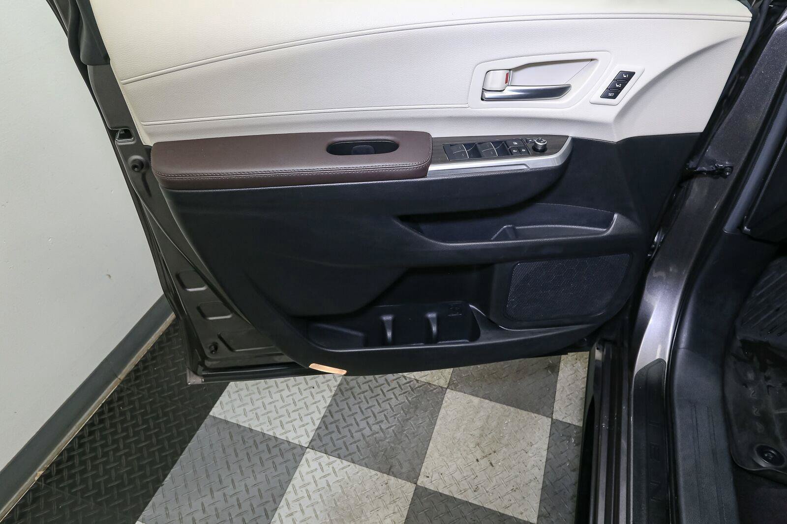 Used 2023 Toyota Sienna Platinum AWD/4WD image 40