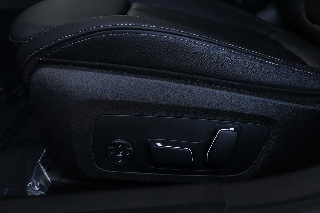Used 2025 BMW 330i Sedan w/ Premium Package image 21