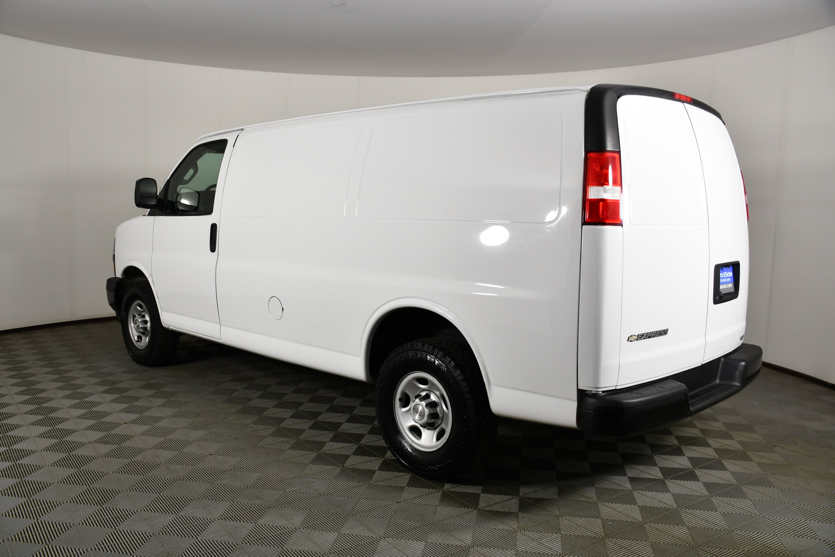Used 2020 Chevrolet Express 2500 w/ Driver Convenience Package RWD image 8