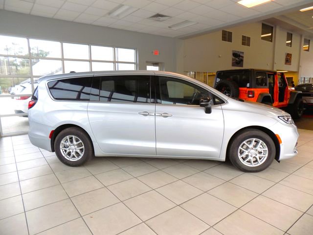 New 2026 Chrysler Pacifica Select image 7