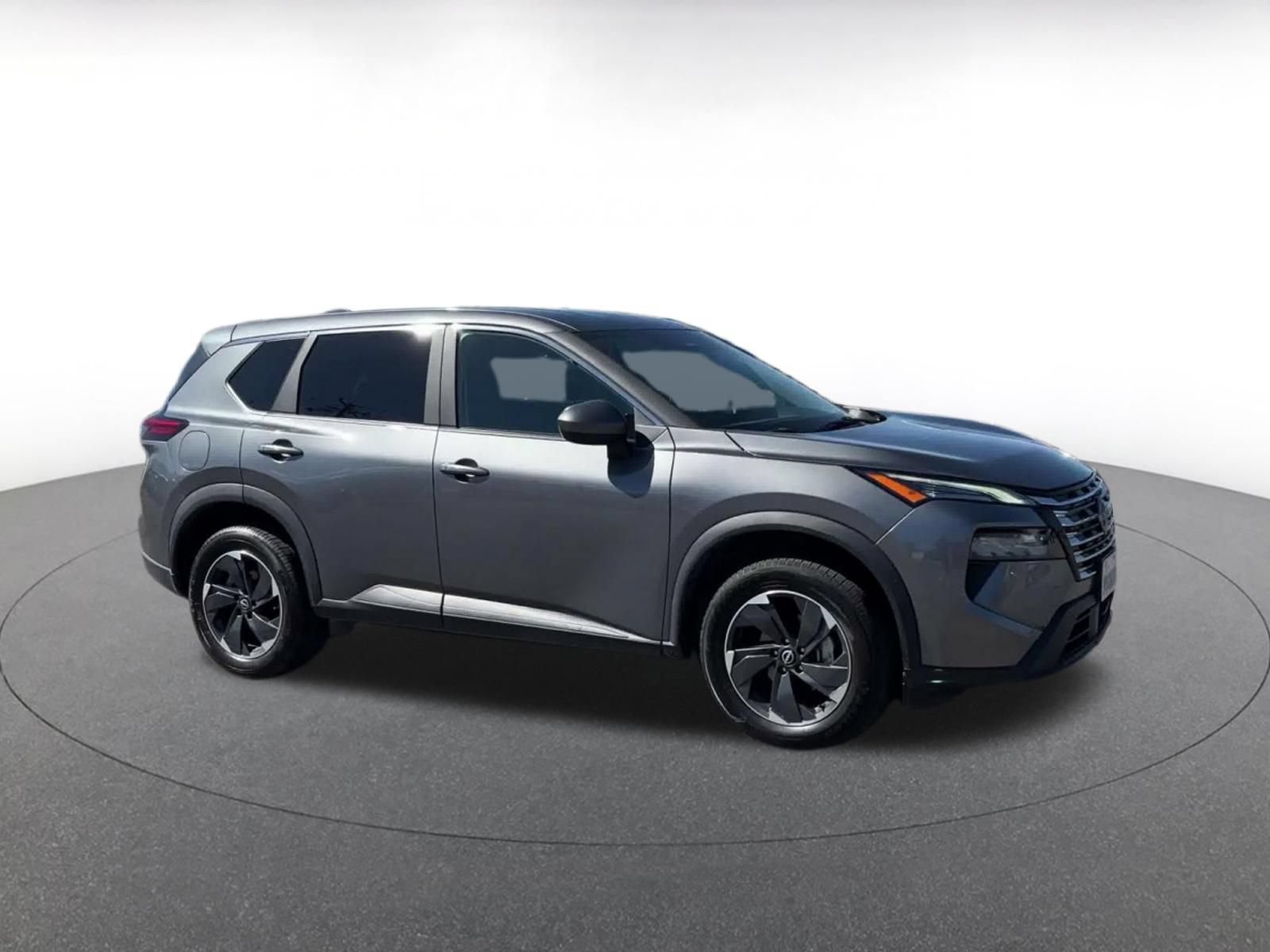 Used 2025 Nissan Rogue SV AWD/4WD image 2