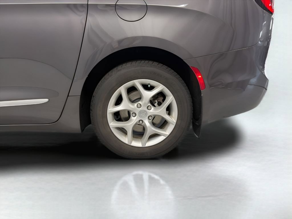 Used 2017 Chrysler Pacifica Touring-L w/ Tire & Wheel Group FWD image 25