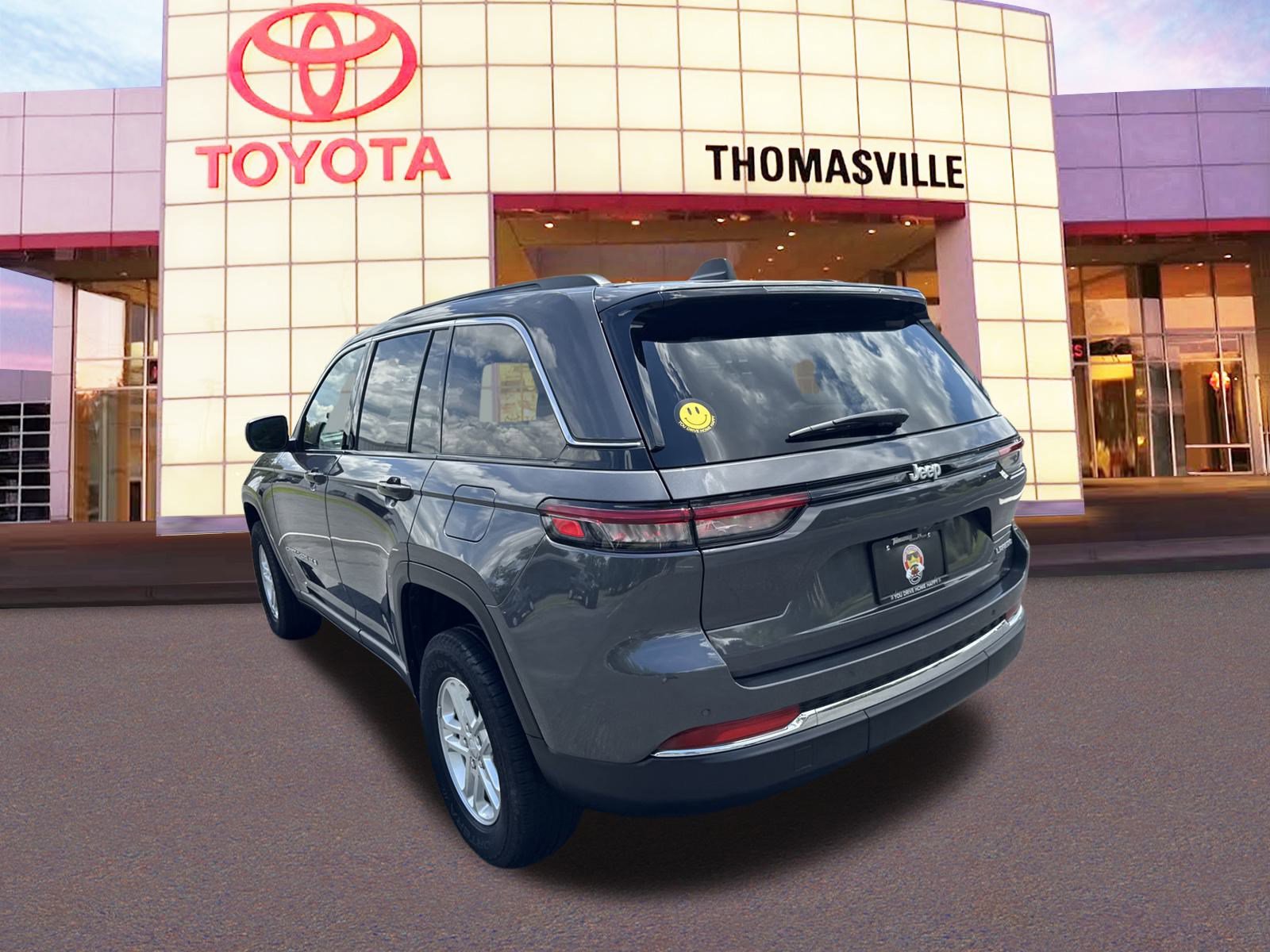 Used 2024 Jeep Grand Cherokee Laredo image 7