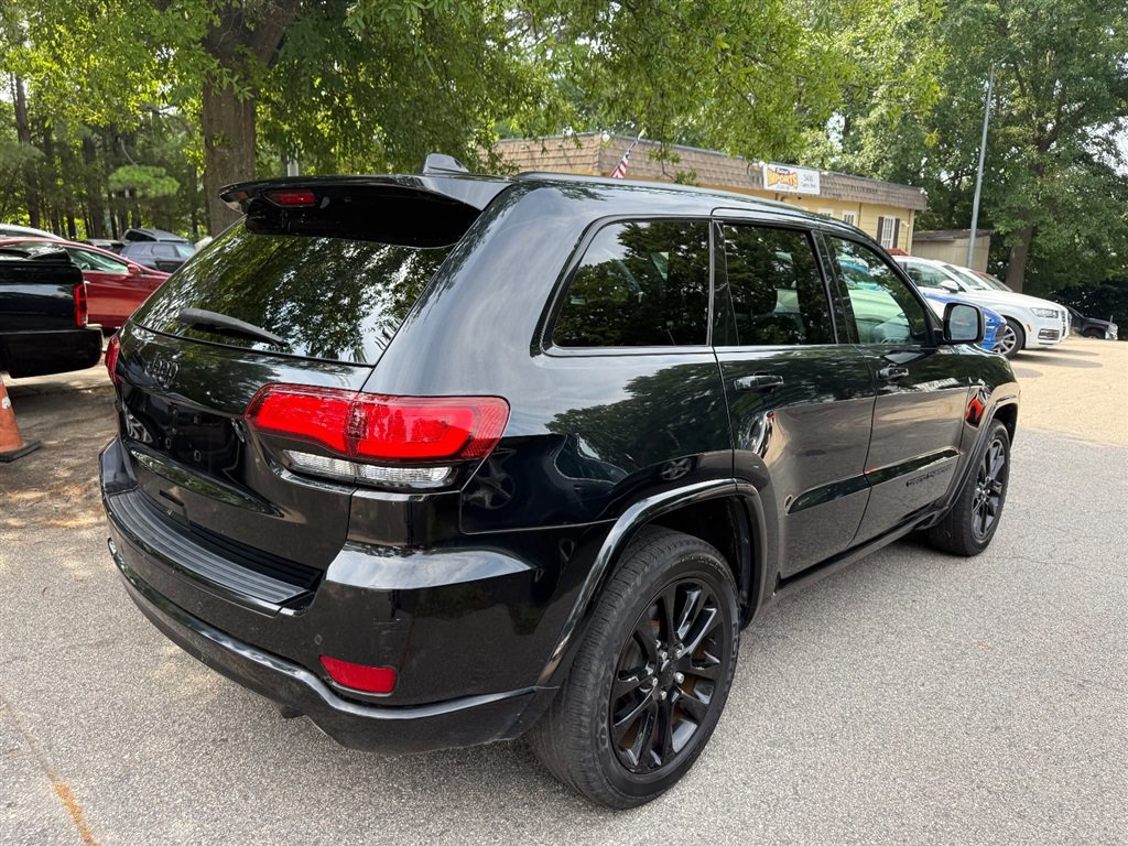 Used 2018 Jeep Grand Cherokee Altitude RWD image 5