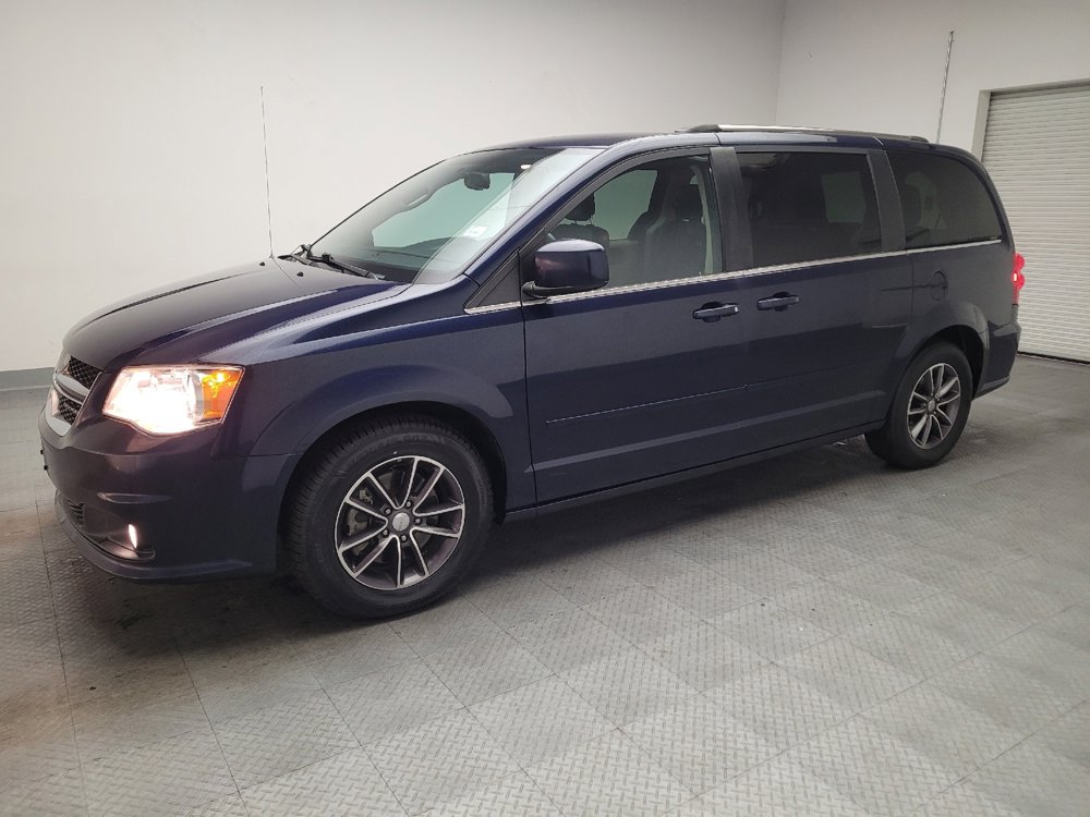 Used 2017 Dodge Grand Caravan SXT w/ Rear Park Assist Package FWD image 2