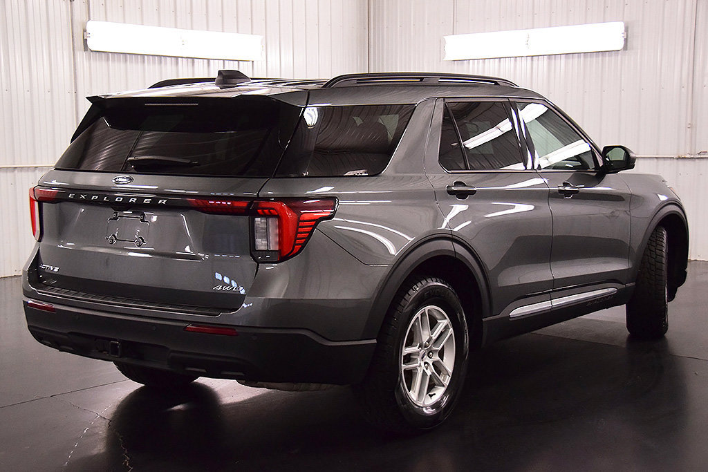 Used 2025 Ford Explorer Active AWD/4WD image 7
