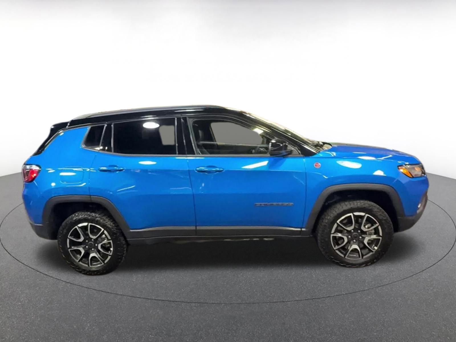 Used 2025 Jeep Compass Trailhawk image 16