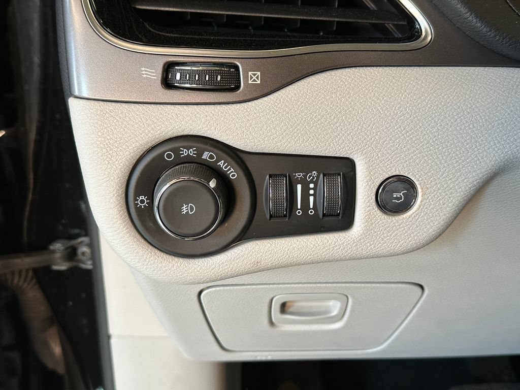 Used 2022 Jeep Cherokee Limited w/ Elite Package AWD/4WD image 18