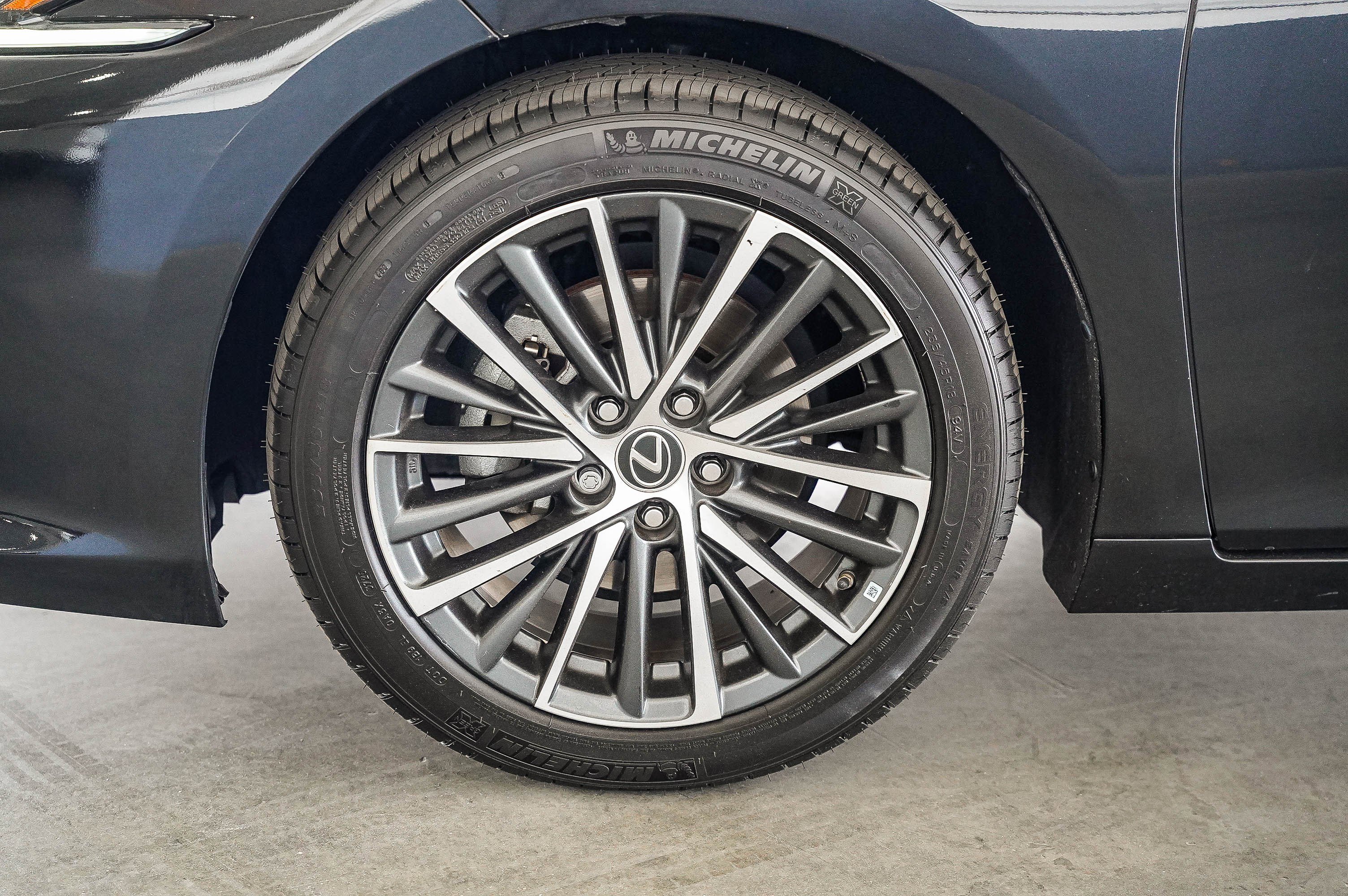 Used 2023 Lexus ES 300h w/ Premium Package image 7