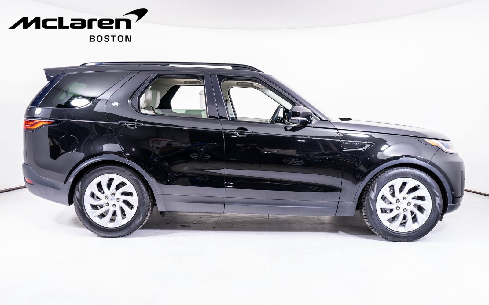 Used 2025 Land Rover Discovery S image 6