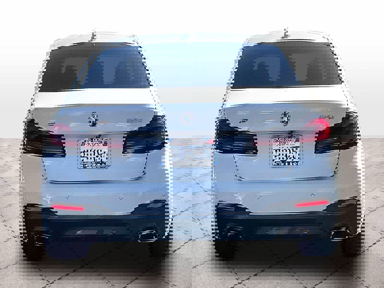 Used 2023 BMW 530e xDrive w/ M Sport Package image 7