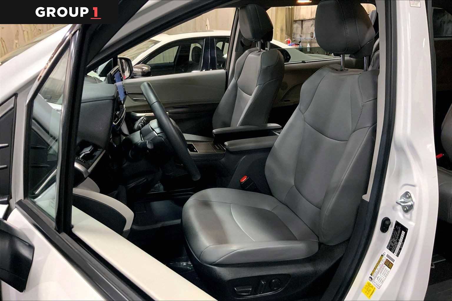Used 2024 Toyota Sienna XLE w/ XLE Plus Package image 8