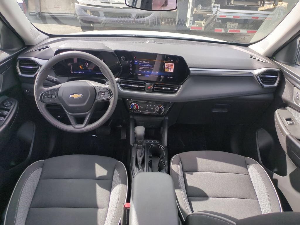 Used 2025 Chevrolet TrailBlazer LT AWD/4WD image 24