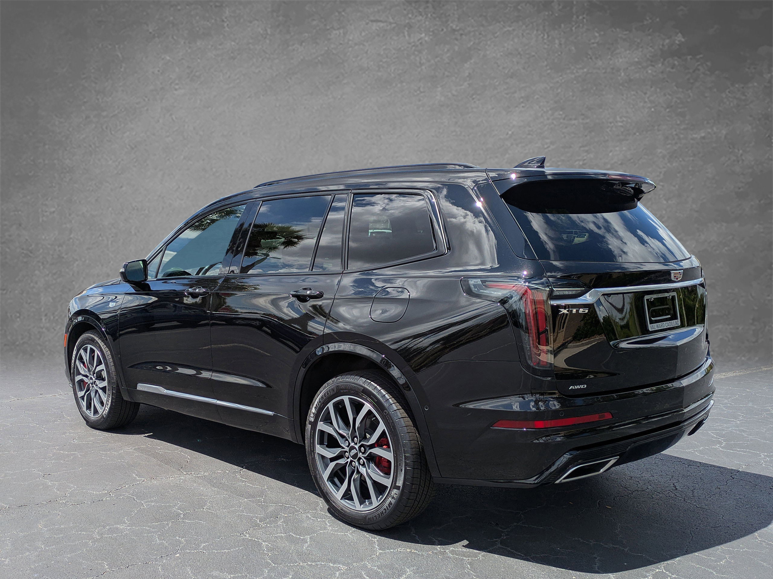 Certified 2025 Cadillac XT6 Sport w/ Platinum Package AWD/4WD image 4