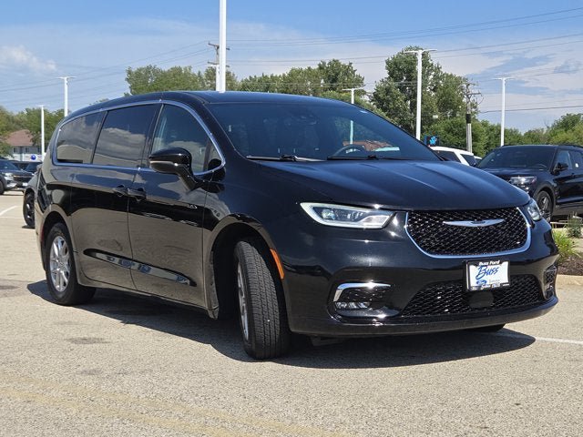 Used 2025 Chrysler Pacifica Select FWD image 3