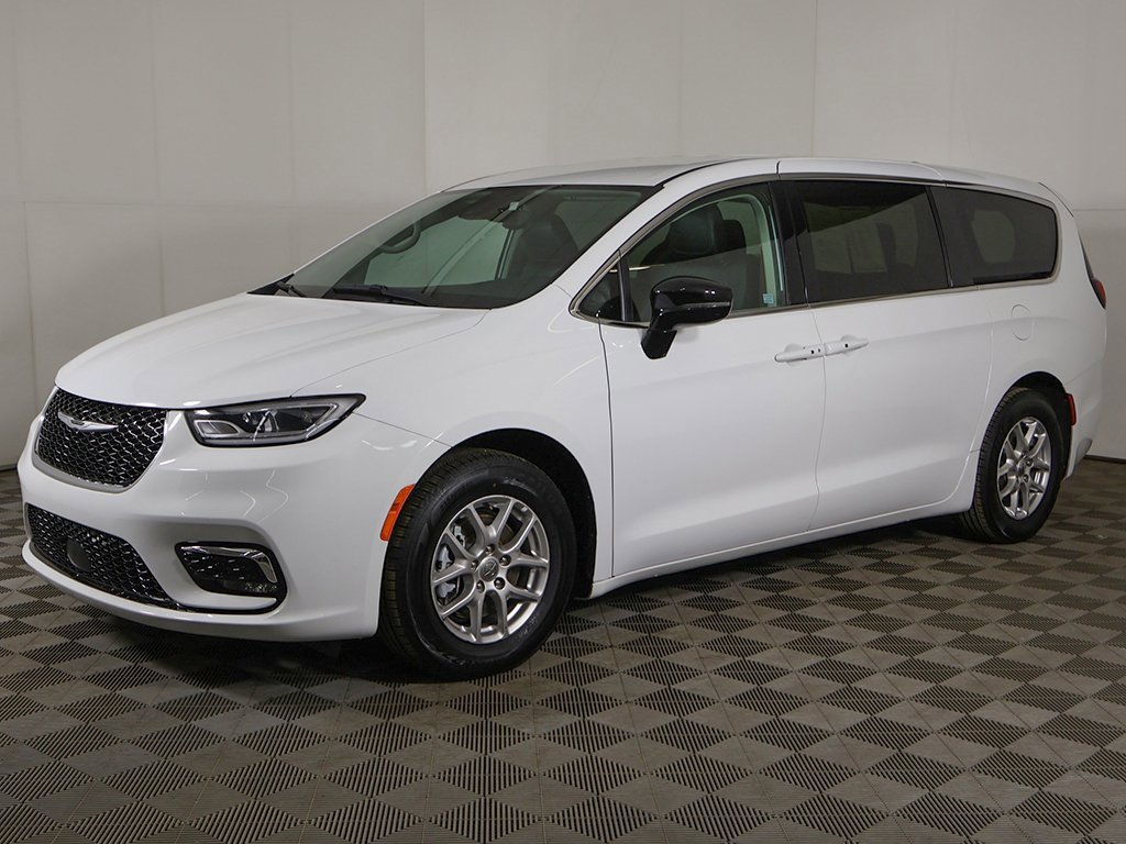 Used 2024 Chrysler Pacifica Touring-L image 9