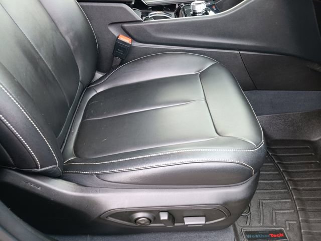Used 2023 Jeep Grand Cherokee Limited w/ Black Appearance Package AWD/4WD image 16
