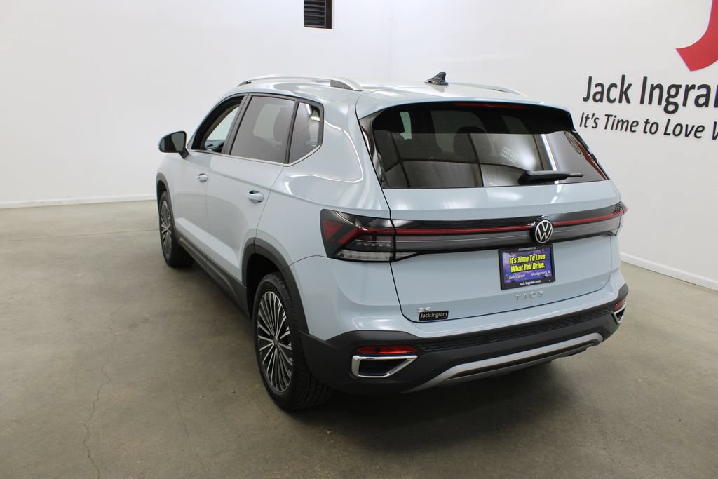 New 2026 Volkswagen Taos SE FWD image 3