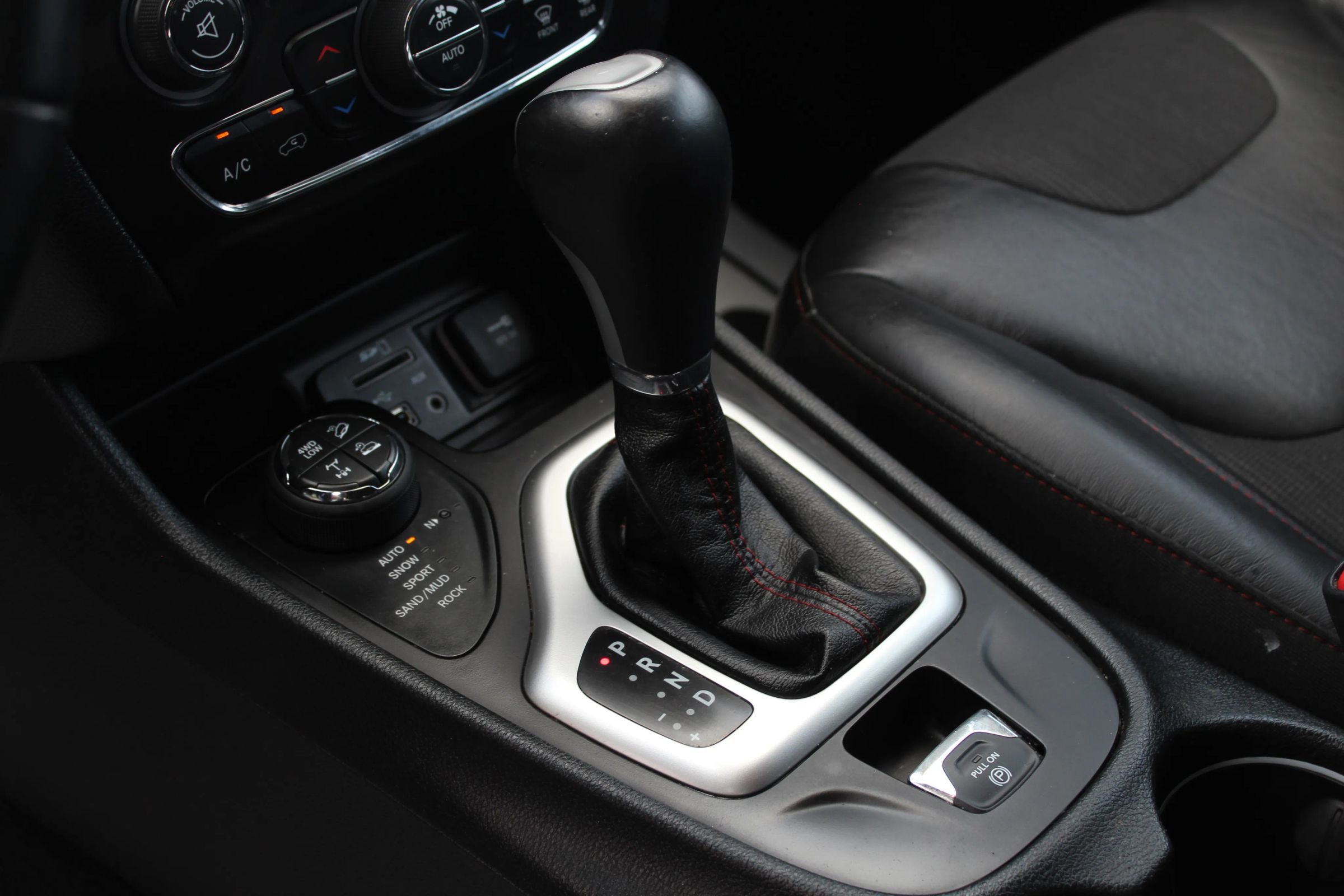 Used 2018 Jeep Cherokee Trailhawk image 22