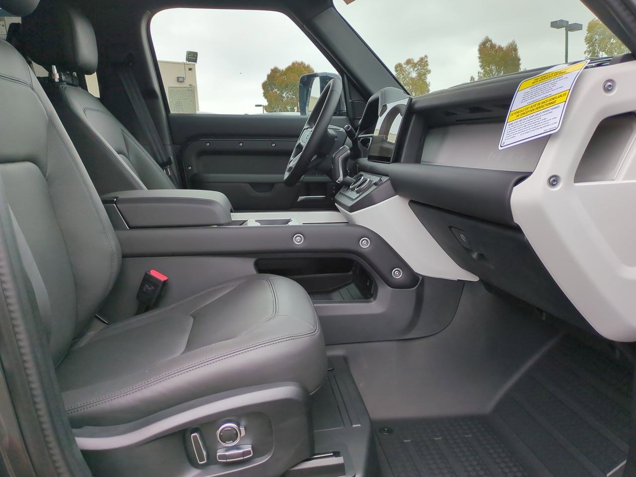 New 2025 Land Rover Defender 130 X-Dynamic SE image 25