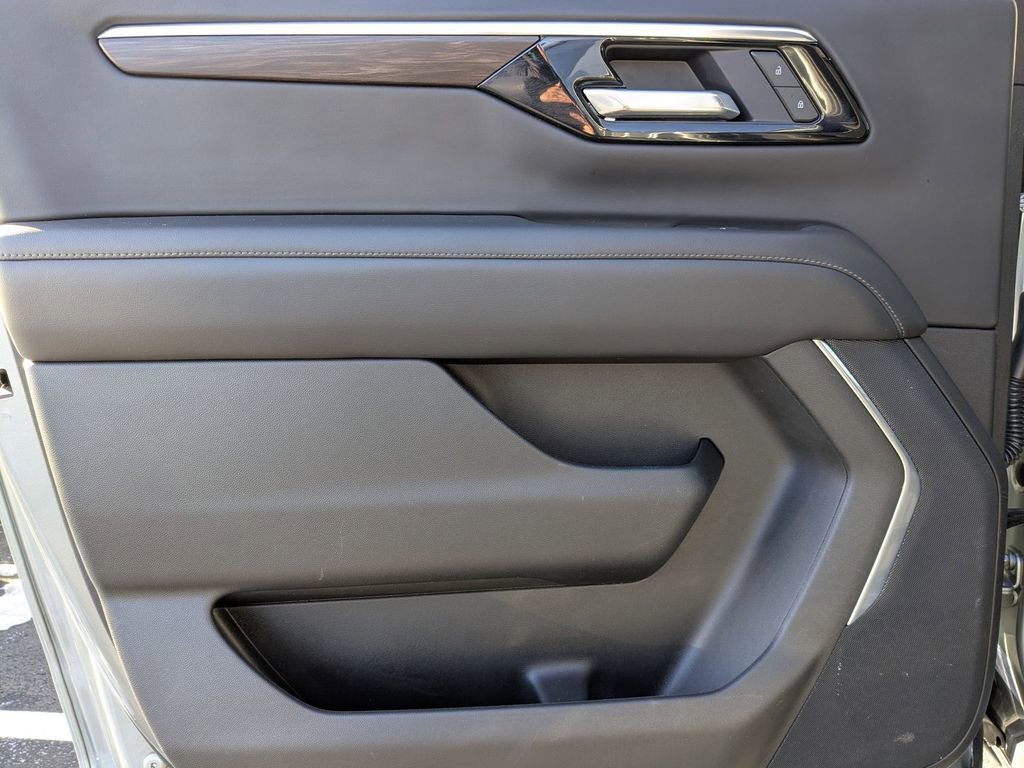 Used 2025 Chevrolet Suburban Z71 image 29