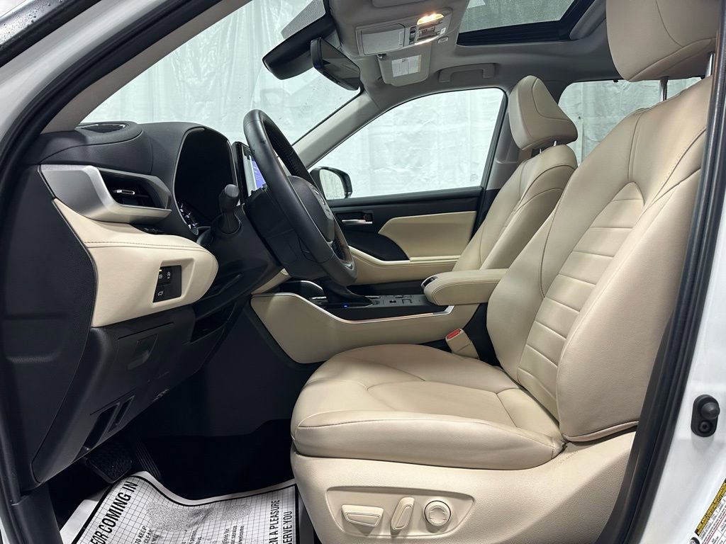 Used 2025 Toyota Highlander XLE image 14
