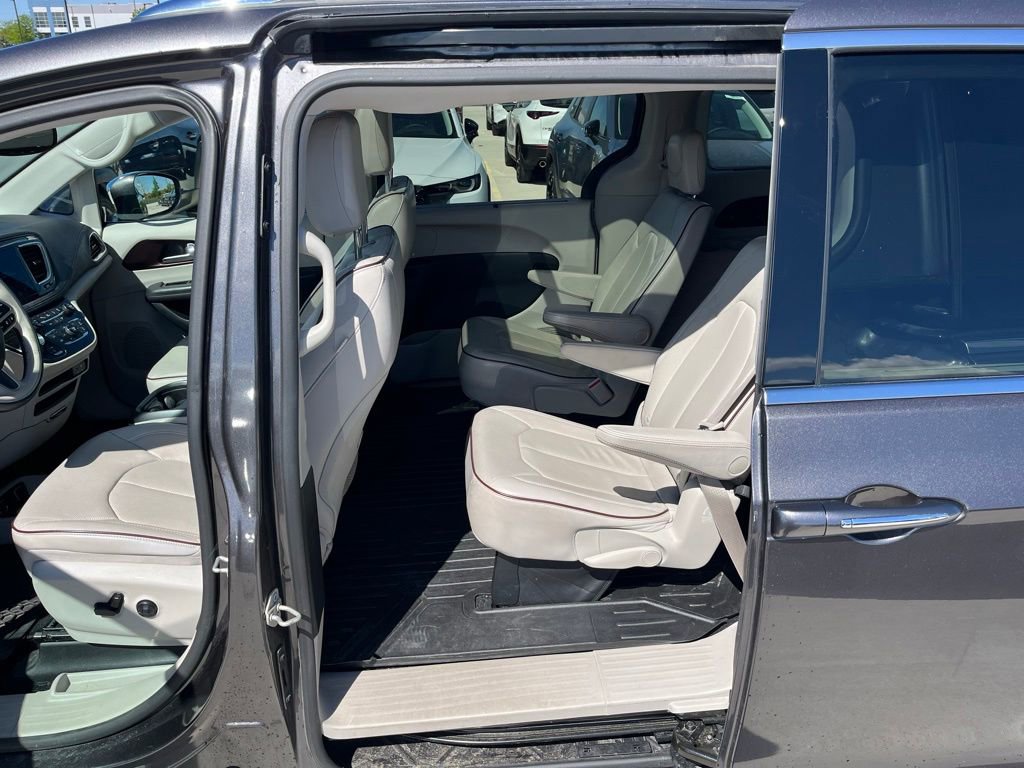 Used 2018 Chrysler Pacifica Limited w/ Tire & Wheel Group FWD image 13