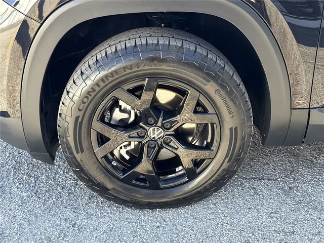 Used 2025 Volkswagen Atlas Peak Edition SE image 9