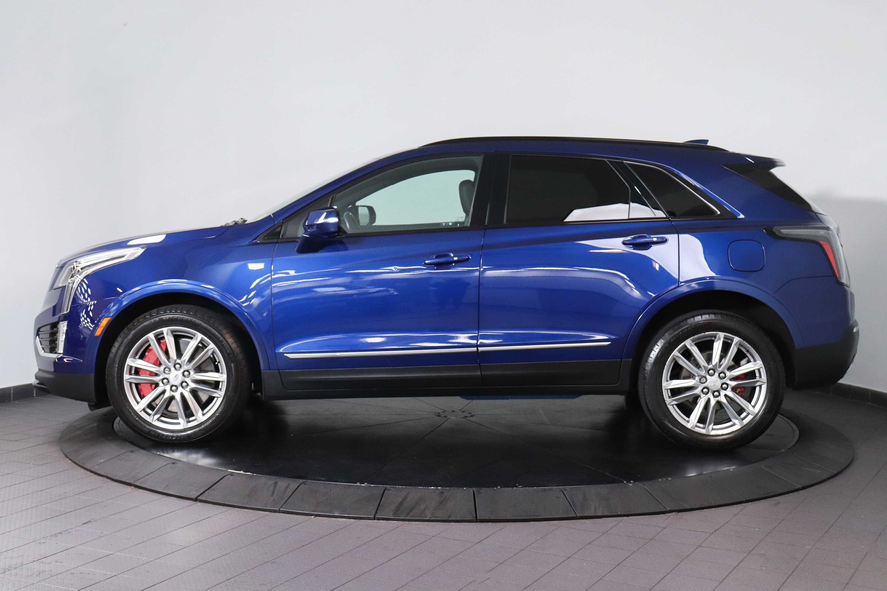 Certified 2023 Cadillac XT5 Sportv image 2