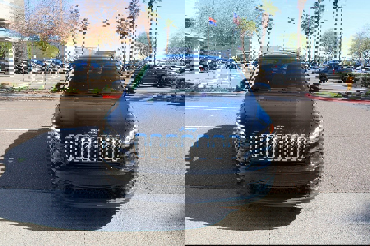 Used 2016 Jeep Cherokee Latitude w/ Cold Weather Group image 8