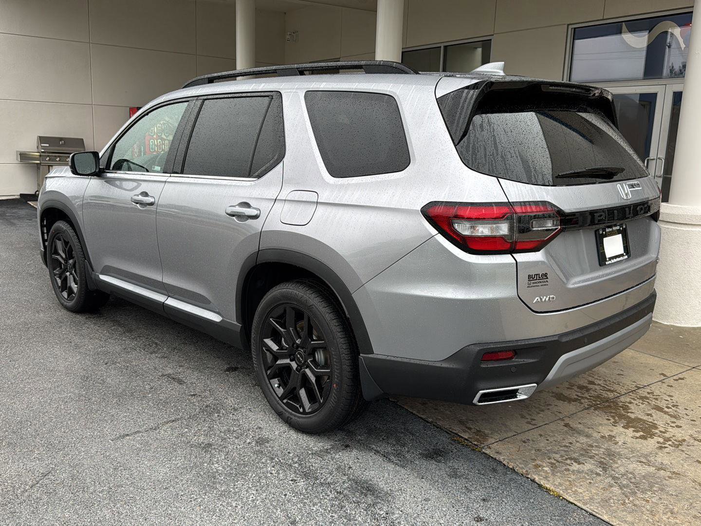 New 2025 Honda Pilot Touring image 3