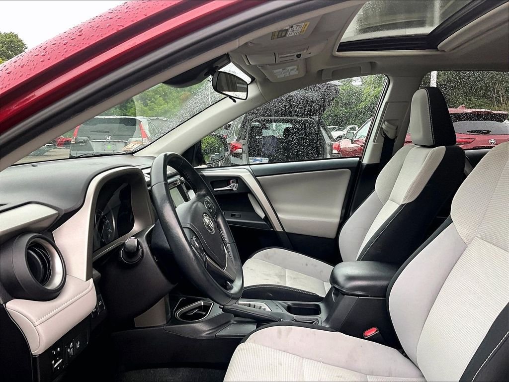 Used 2018 Toyota RAV4 XLE AWD/4WD image 4