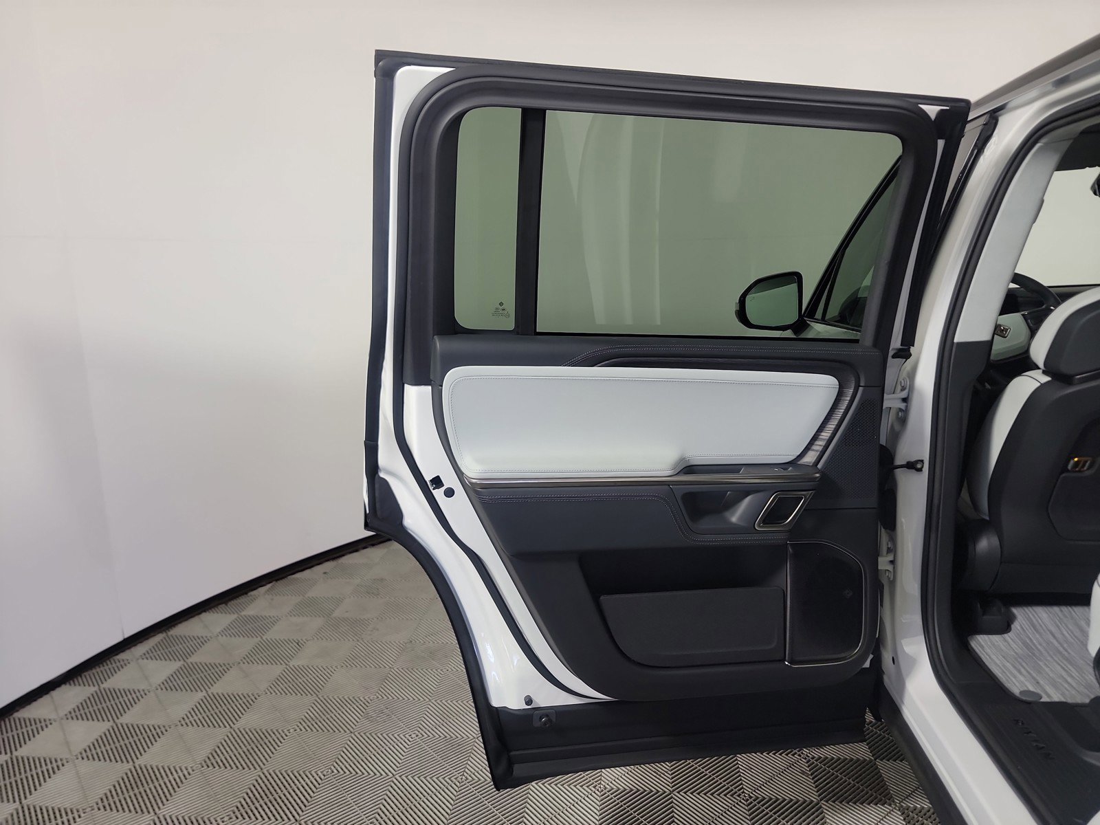 Used 2024 Rivian R1S Adventure AWD/4WD image 18