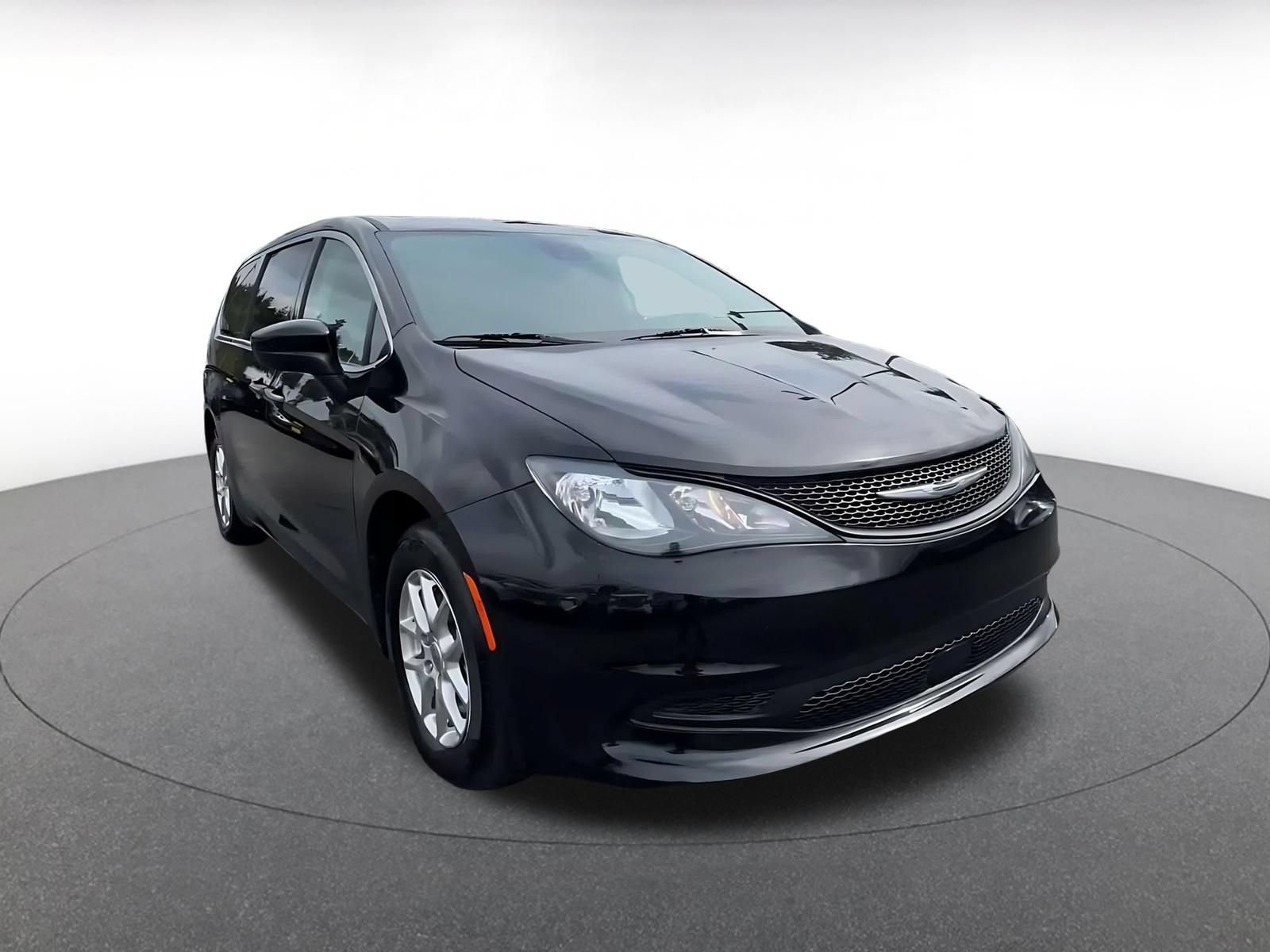 Used 2024 Chrysler Voyager LX FWD image 3