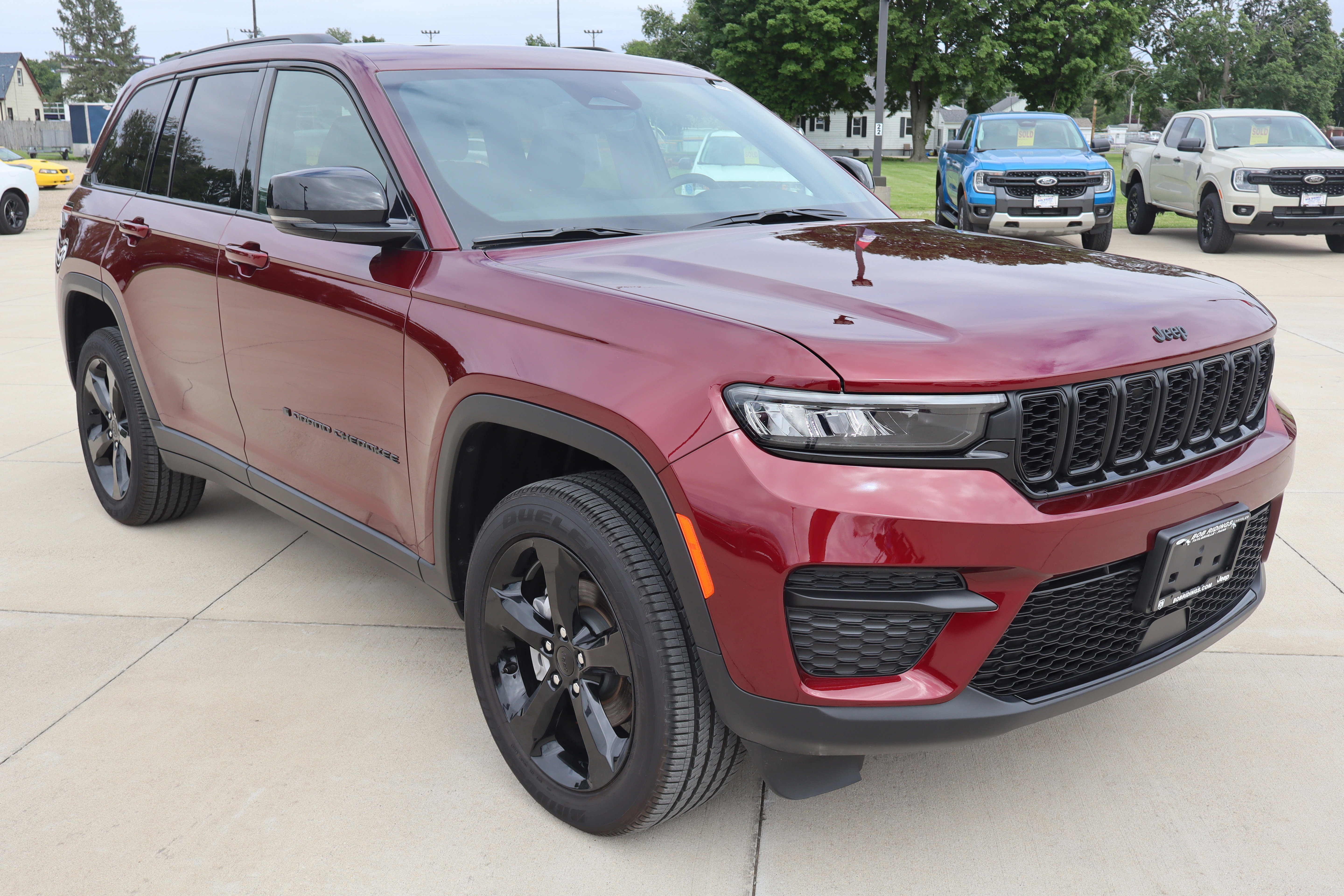 Used 2025 Jeep Grand Cherokee Altitude AWD/4WD image 4