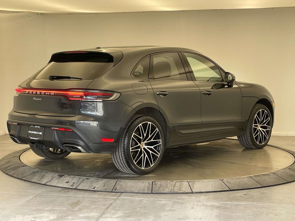 Certified 2025 Porsche Macan image 7