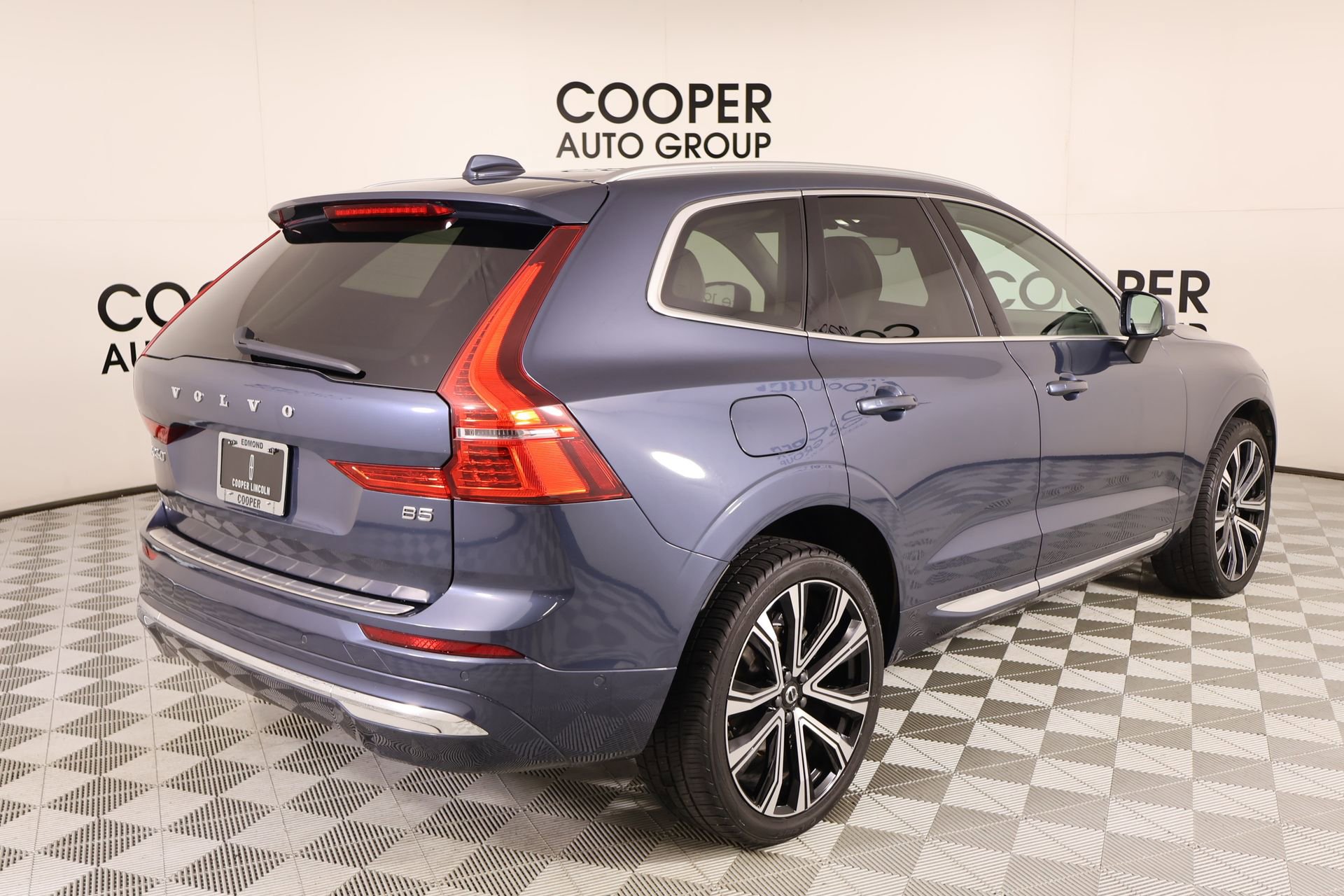 Used 2023 Volvo XC60 B5 Ultimate w/ Climate Package image 22