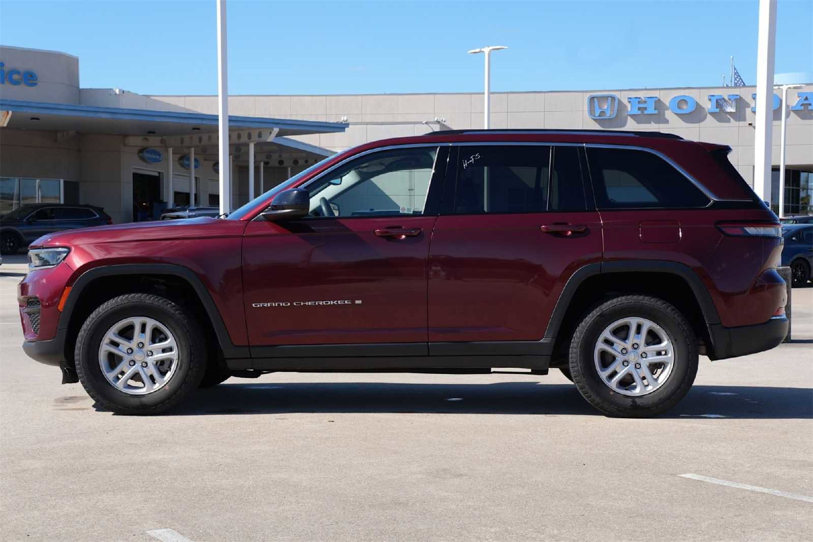Used 2023 Jeep Grand Cherokee Laredo image 3