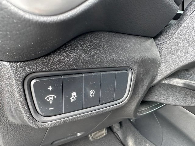 Used 2025 Kia Soul LX w/ LX Technology Package FWD image 17