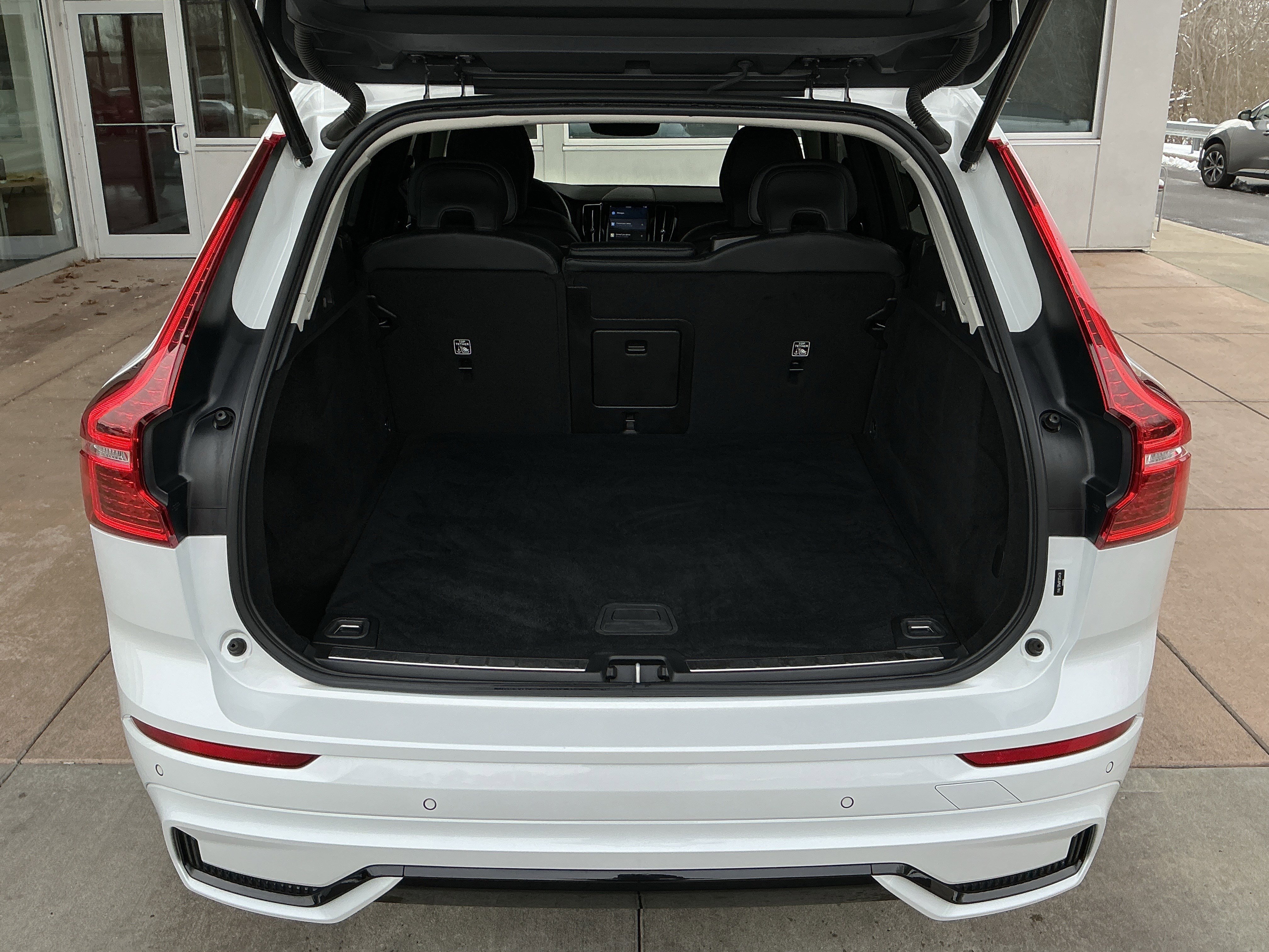 Used 2023 Volvo XC60 B5 Plus image 24