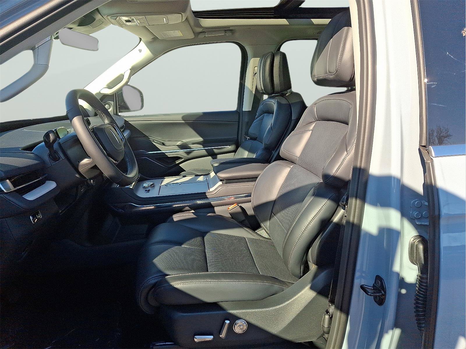 New 2025 Lincoln Navigator L Reserve AWD/4WD image 11