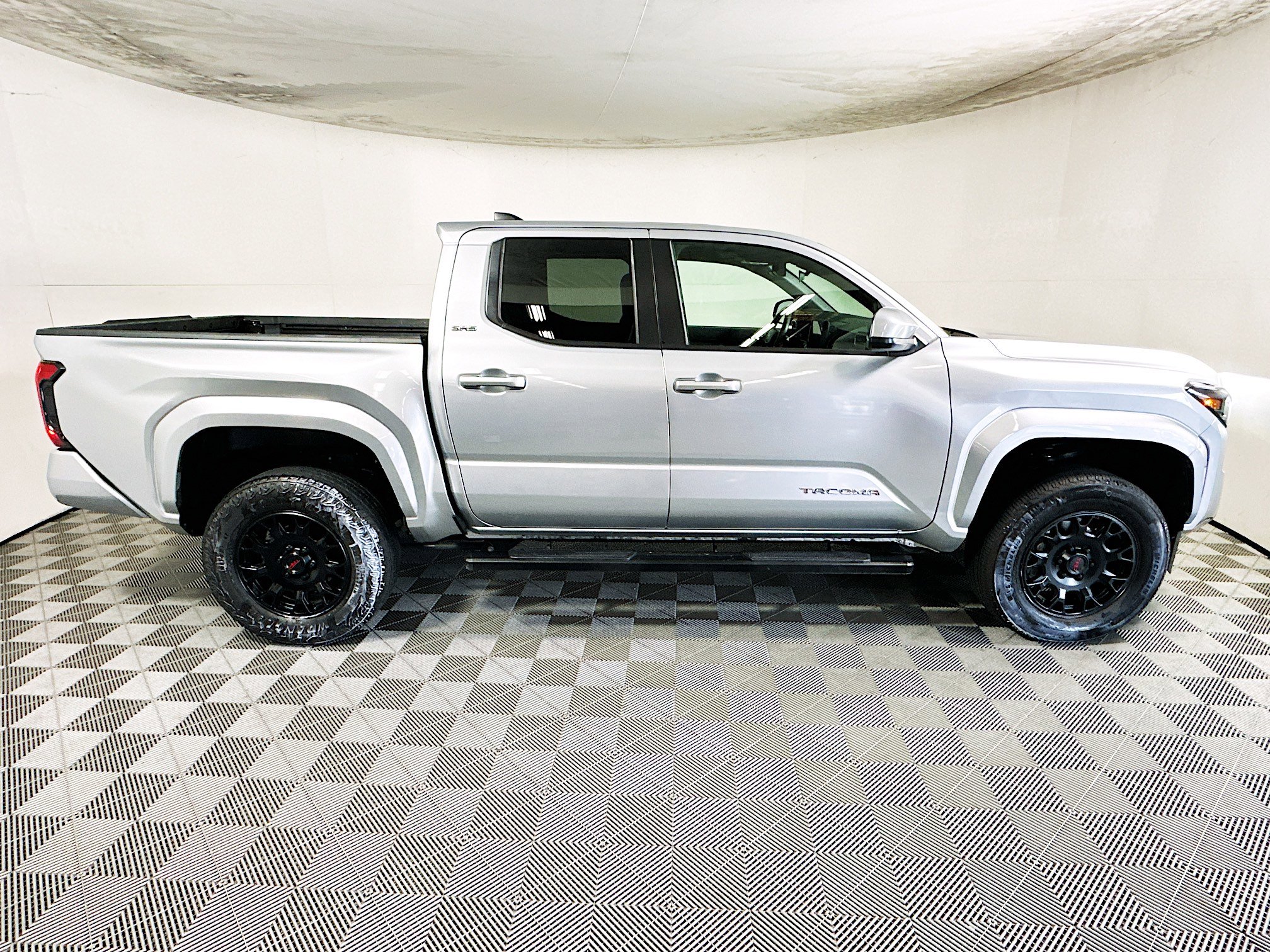 Used 2025 Toyota Tacoma SR5 image 2