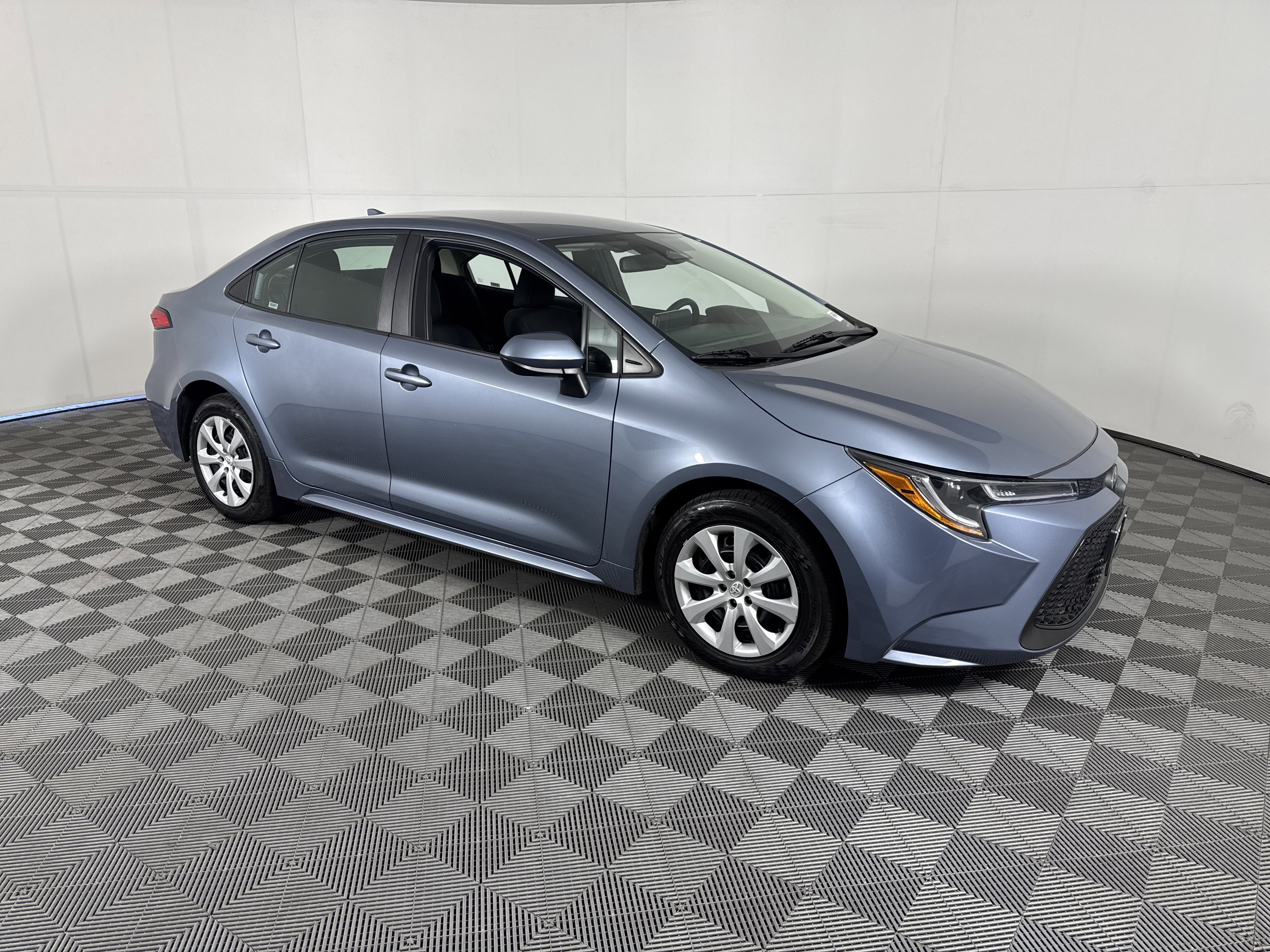 Used 2024 Toyota Corolla LE FWD image 2