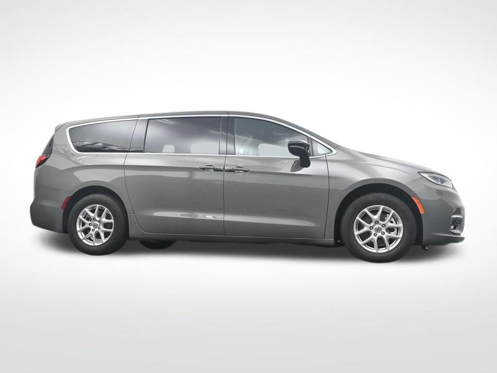 Used 2025 Chrysler Pacifica Select image 33
