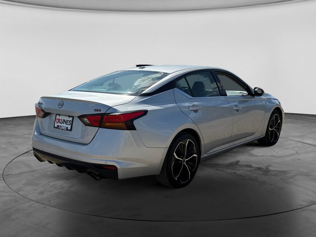 Used 2024 Nissan Altima 2.5 SR FWD image 9