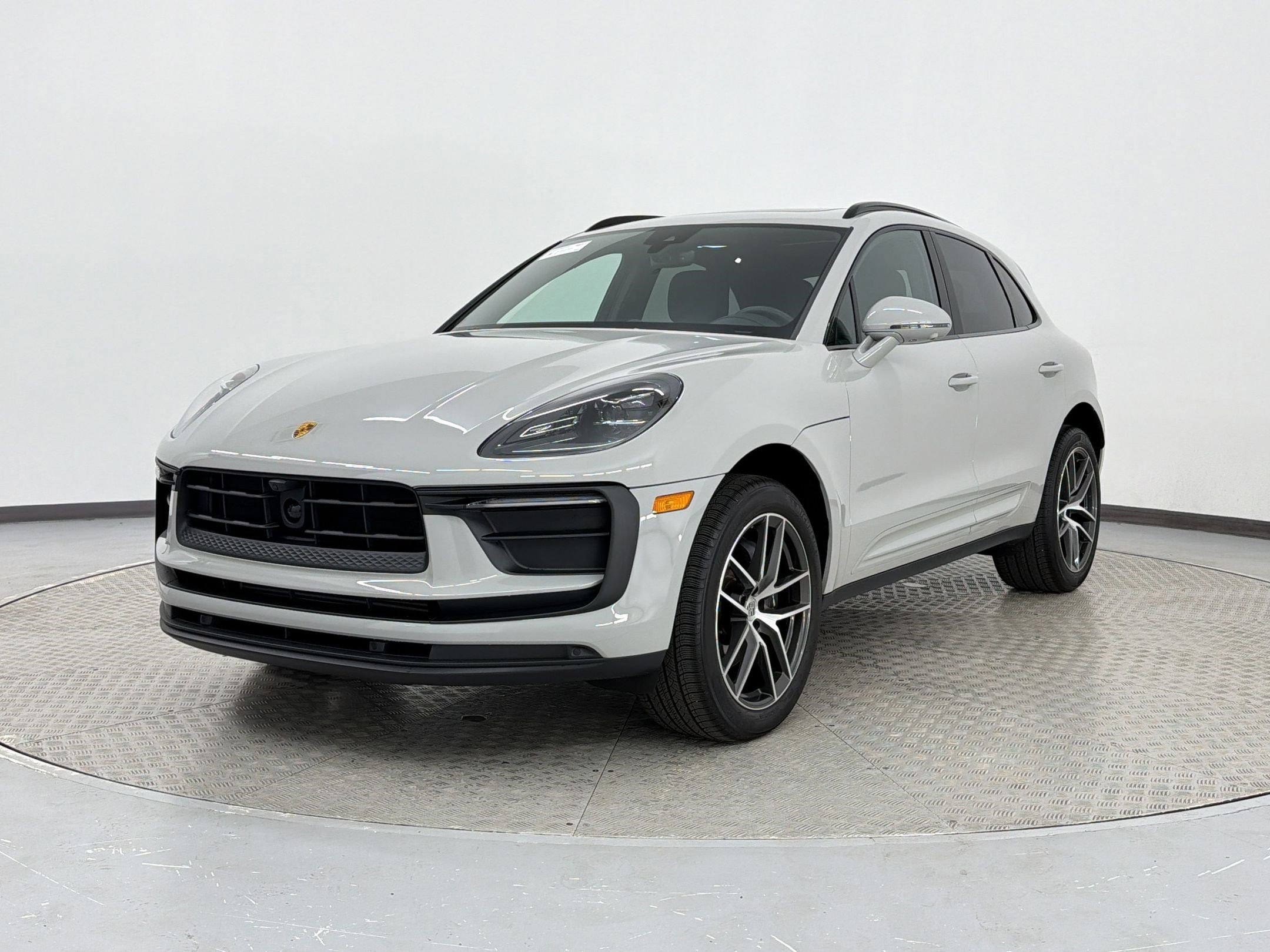 Used 2025 Porsche Macan AWD/4WD image 1